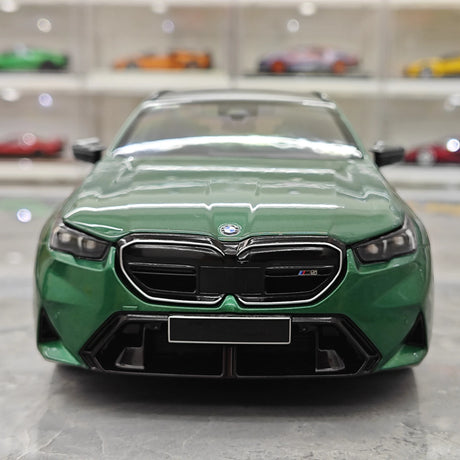 Minichamps BMW 2024 M5 Touring G99 Green Metallic 1:18 – Resina da collezione per modelli in resina