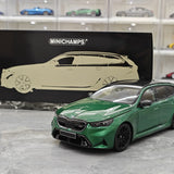 Minichamps BMW 2024 M5 Touring G99 groen Metallic 1:18 – Collectible resin Model resin