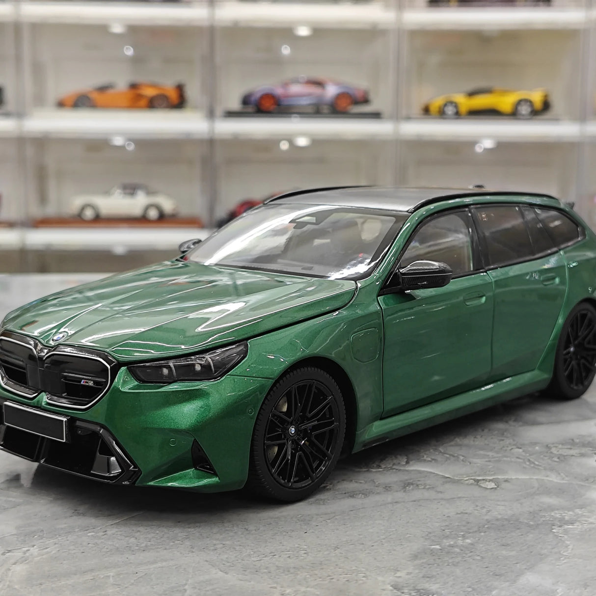 Minichamps BMW 2024 M5 Touring G99 groen Metallic 1:18 – Collectible resin Model resin