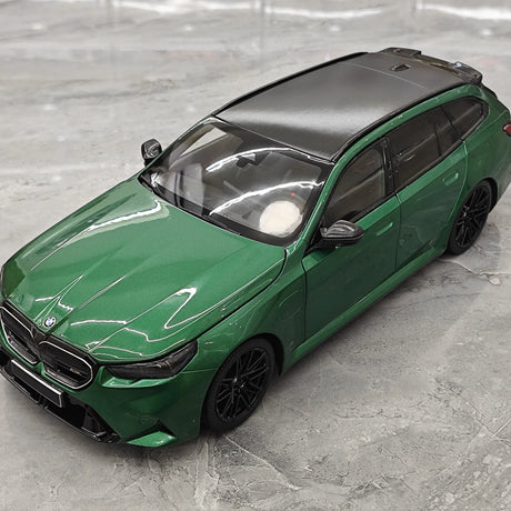 Minichamps BMW 2024 M5 Touring G99 Green Metallic 1:18 – Resina da collezione per modelli in resina