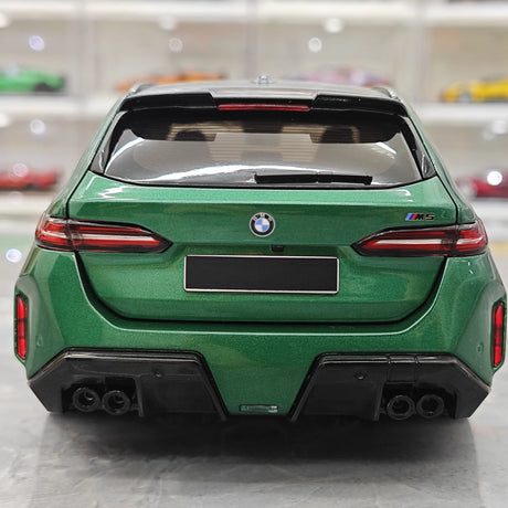 Minichamps BMW 2024 M5 Touring G99 Green Metallic 1:18 – Resina da collezione per modelli in resina