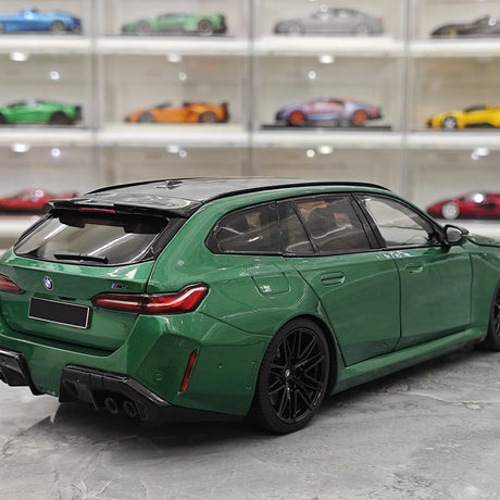 Minichamps BMW 2024 M5 Touring G99 Green Metallic 1:18 – Resina da collezione per modelli in resina