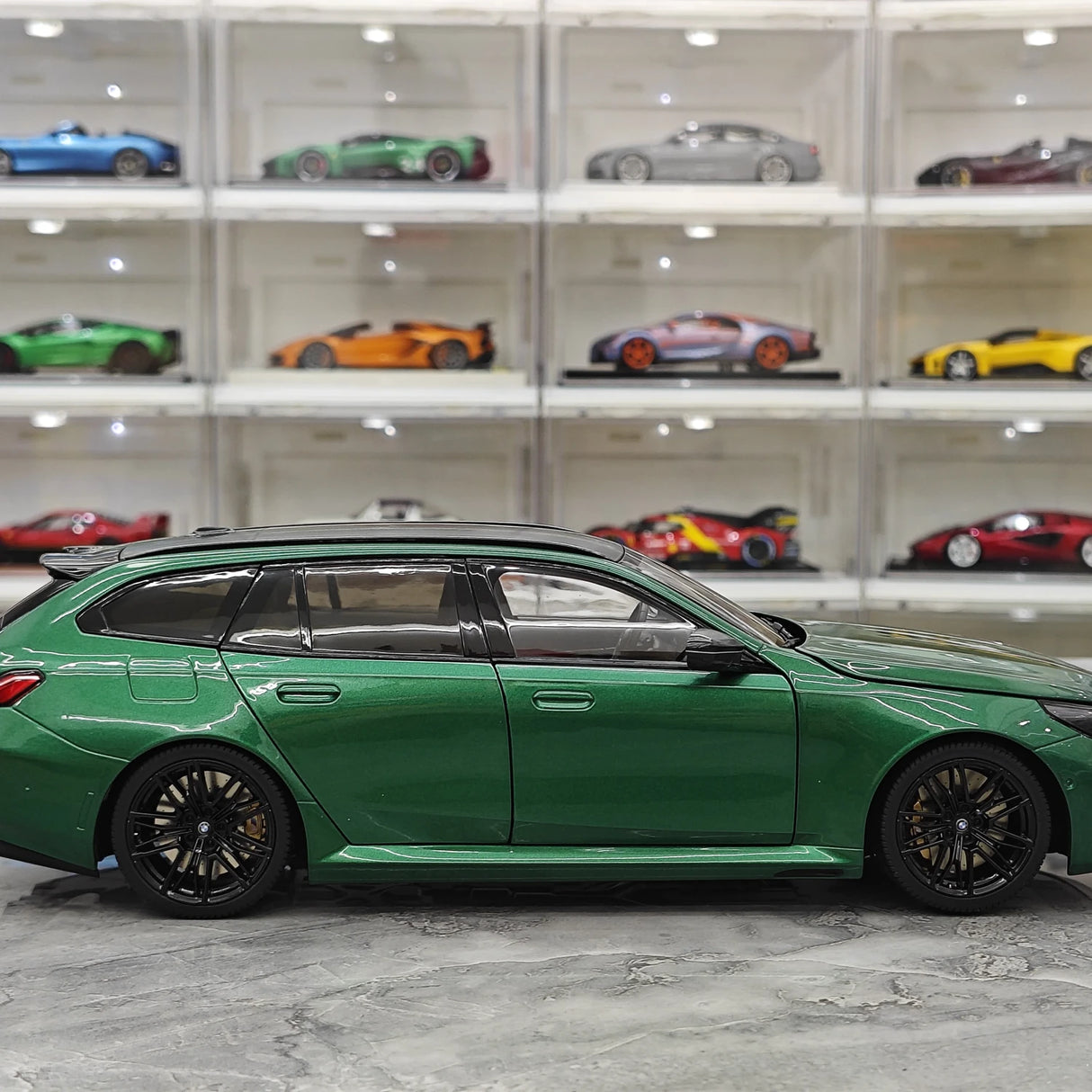 Minichamps BMW 2024 M5 Touring G99 groen Metallic 1:18 – Collectible resin Model resin