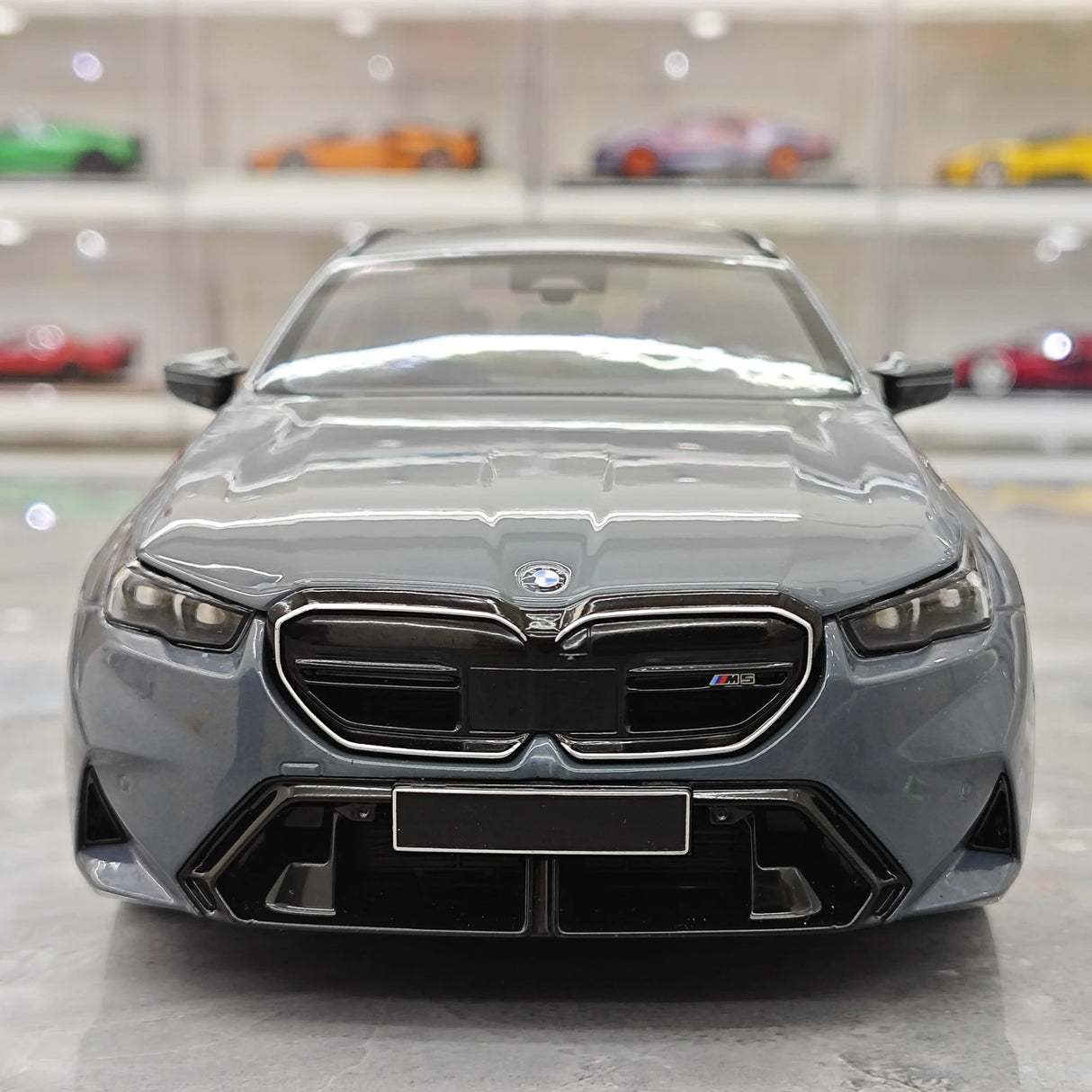 Minichamps BMW 2024 M5 Touring G99 Grey Metallic 1:18 – Verzamelbare resin modelresin resin