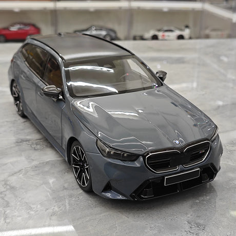 Minichamps BMW 2024 M5 Touring G99 Grigio Metallico 1:18 – Resina modello in resina collezionabile