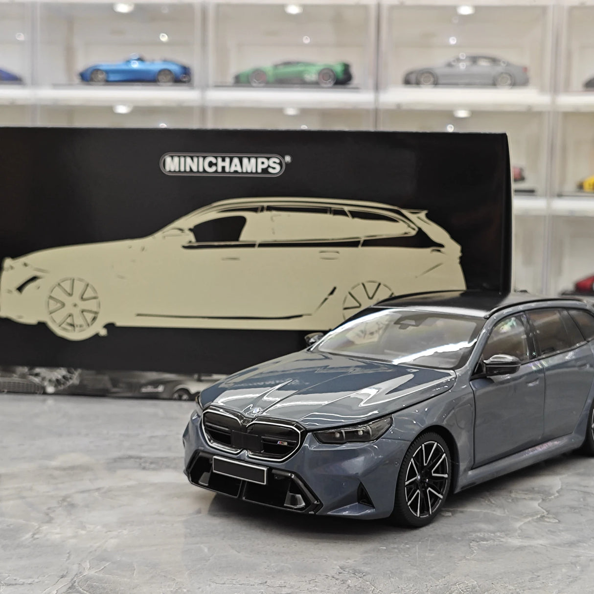 Minichamps BMW 2024 M5 Touring G99 Grey Metallic 1:18 – Verzamelbare resin modelresin resin