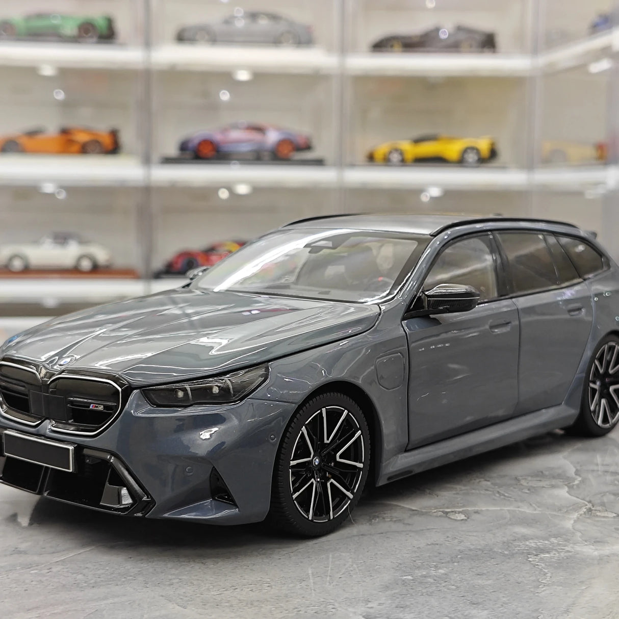 Minichamps BMW 2024 M5 Touring G99 Grey Metallic 1:18 – Verzamelbare resin modelresin resin