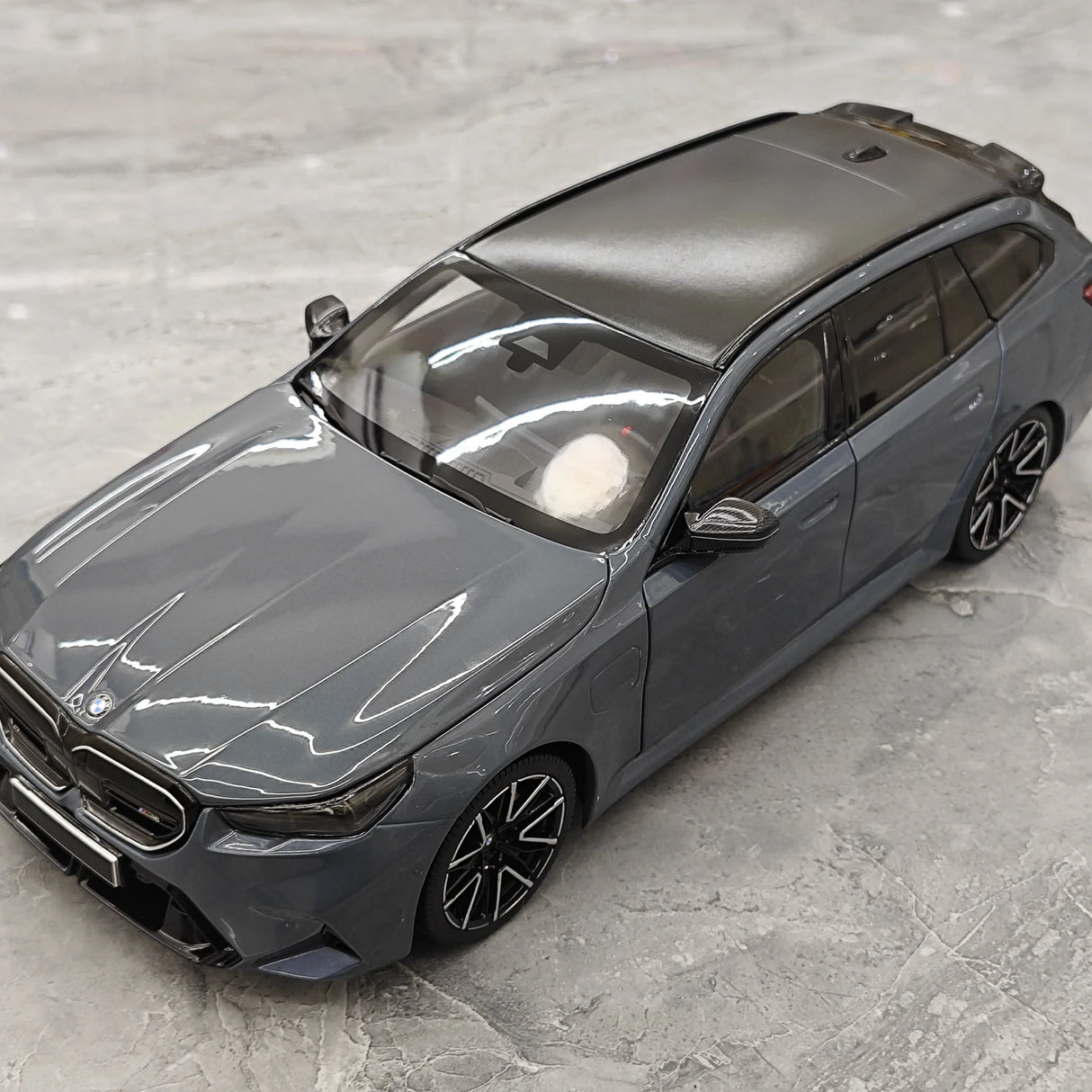 Minichamps BMW 2024 M5 Touring G99 Grey Metallic 1:18 – Verzamelbare resin modelresin resin