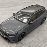 Minichamps BMW 2024 M5 Touring G99 Grey Metallic 1:18 – Verzamelbare resin modelresin resin
