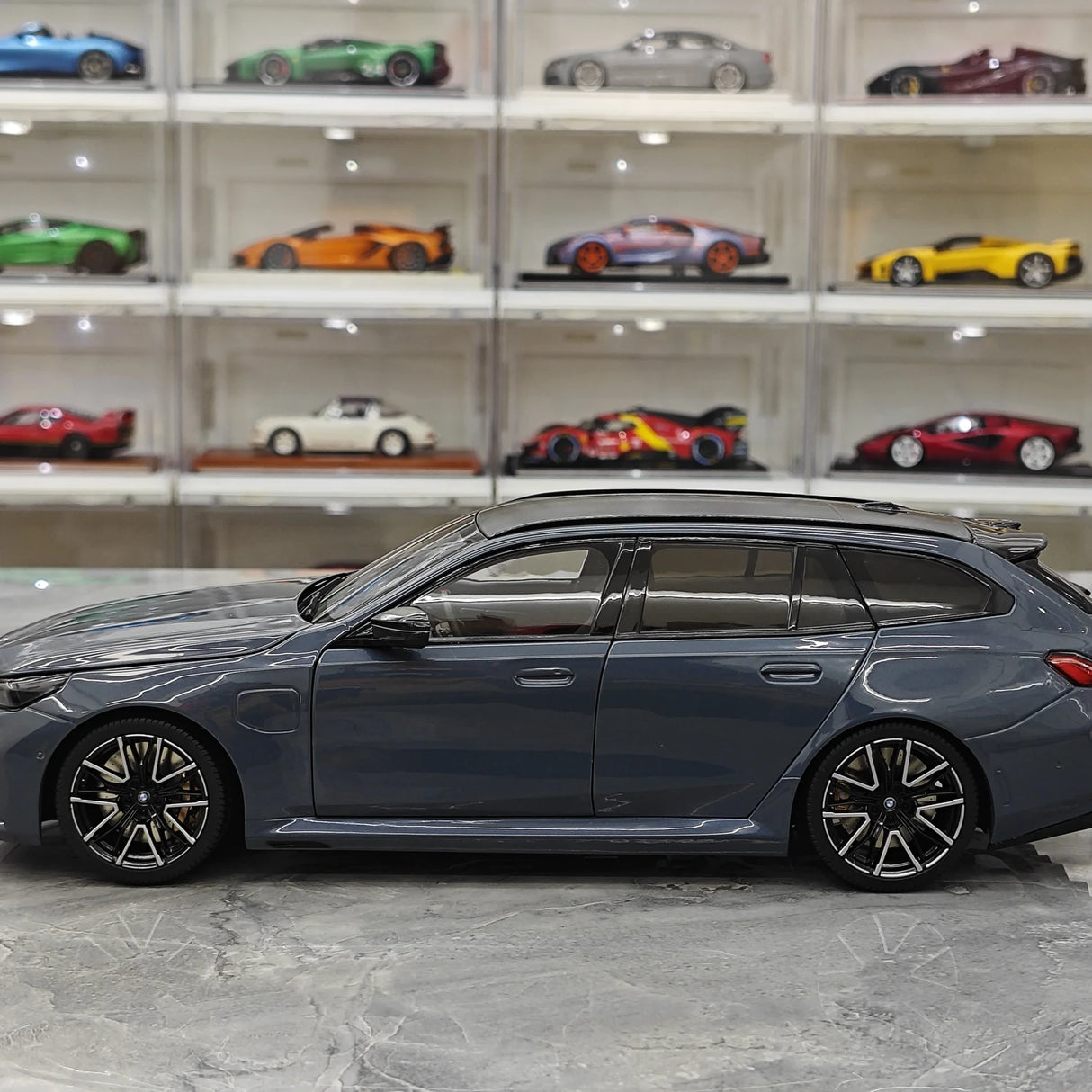 Minichamps BMW 2024 M5 Touring G99 Grey Metallic 1:18 – Verzamelbare resin modelresin resin
