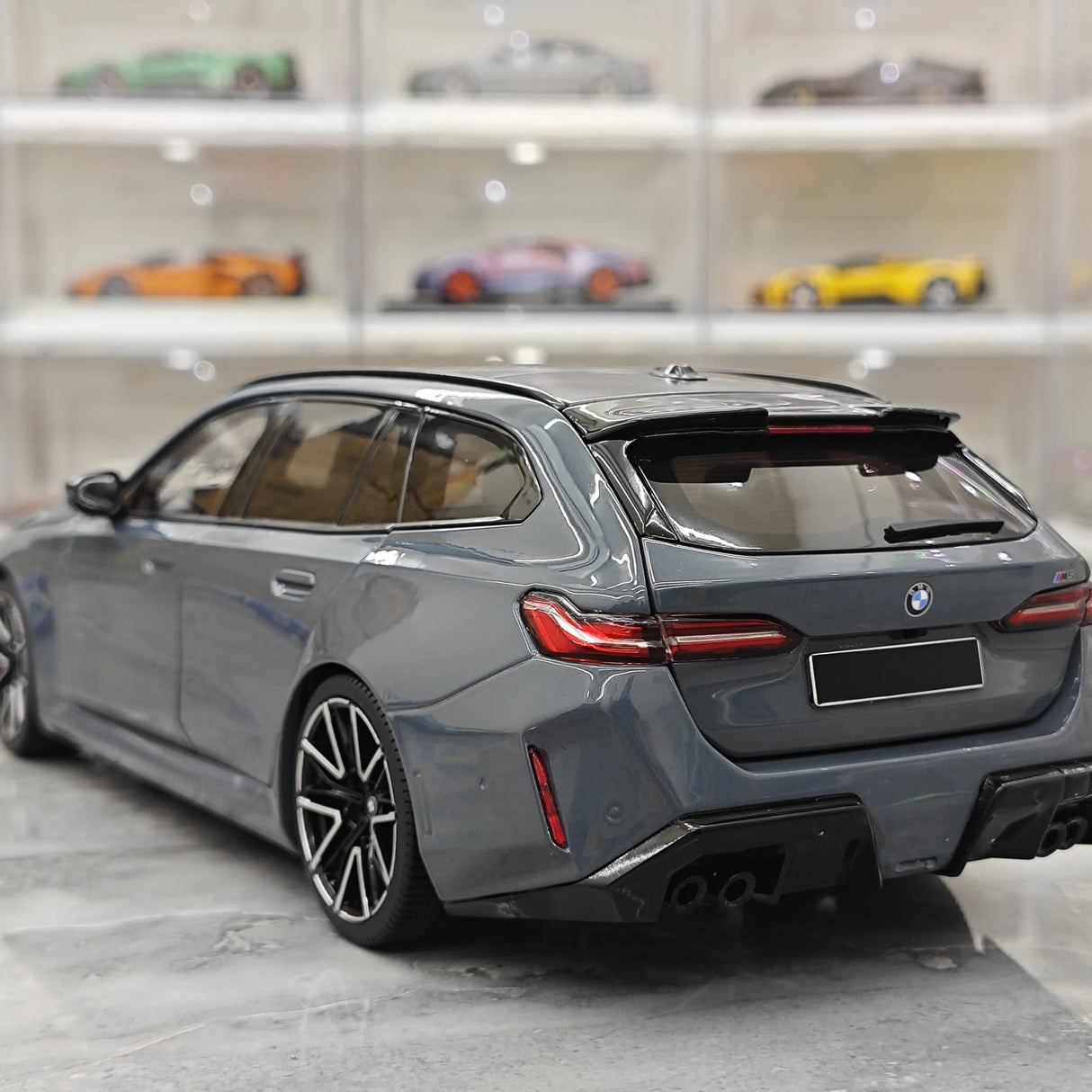 Minichamps BMW 2024 M5 Touring G99 Grey Metallic 1:18 – Verzamelbare resin modelresin resin