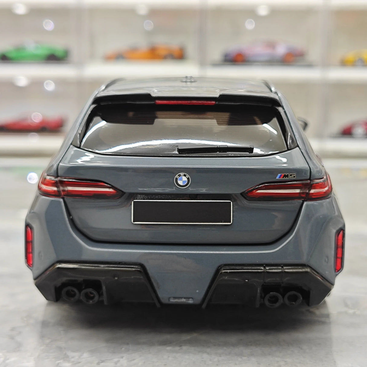 Minichamps BMW 2024 M5 Touring G99 Grey Metallic 1:18 – Verzamelbare resin modelresin resin