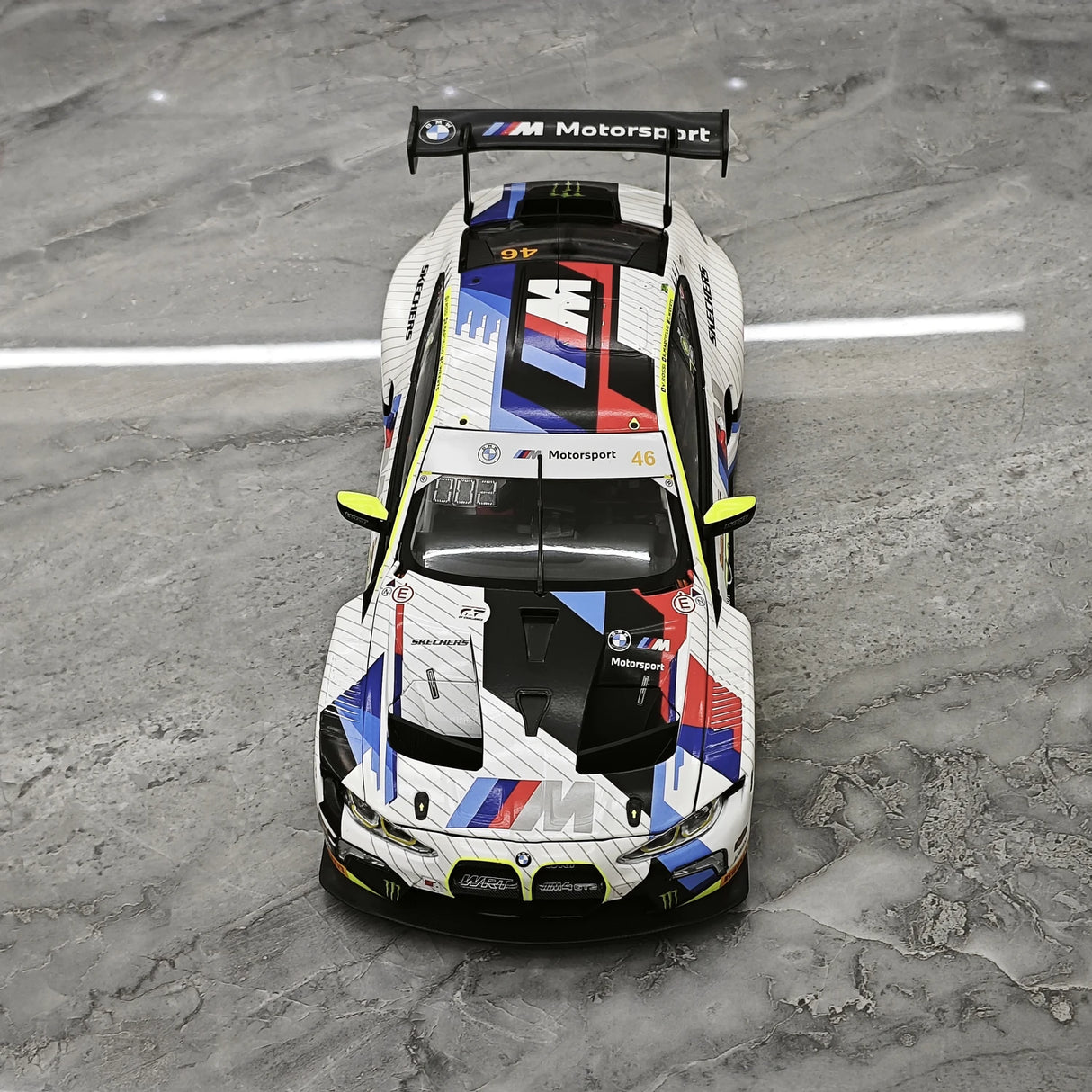 BMW 2025 M4 GT3 Team WRT modello collezionabile 1:18 #46 in metallo pressofuso di Minichamps - vista 2