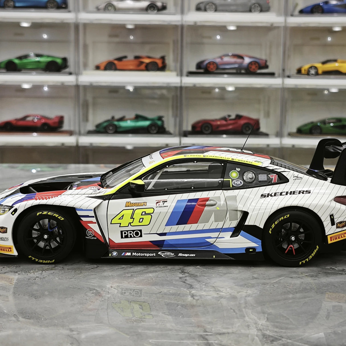 BMW 2025 M4 GT3 Team WRT #46 1:18 modello da collezione in metallo pressofuso di Minichamps - vista 5