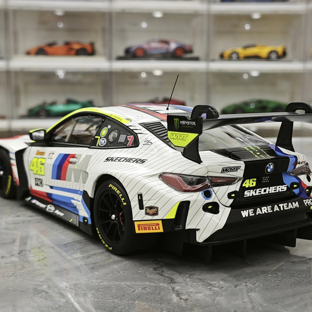 BMW 2025 M4 GT3 Team WRT #46 1:18 modello da collezione pressofuso di Minichamps - vista 6