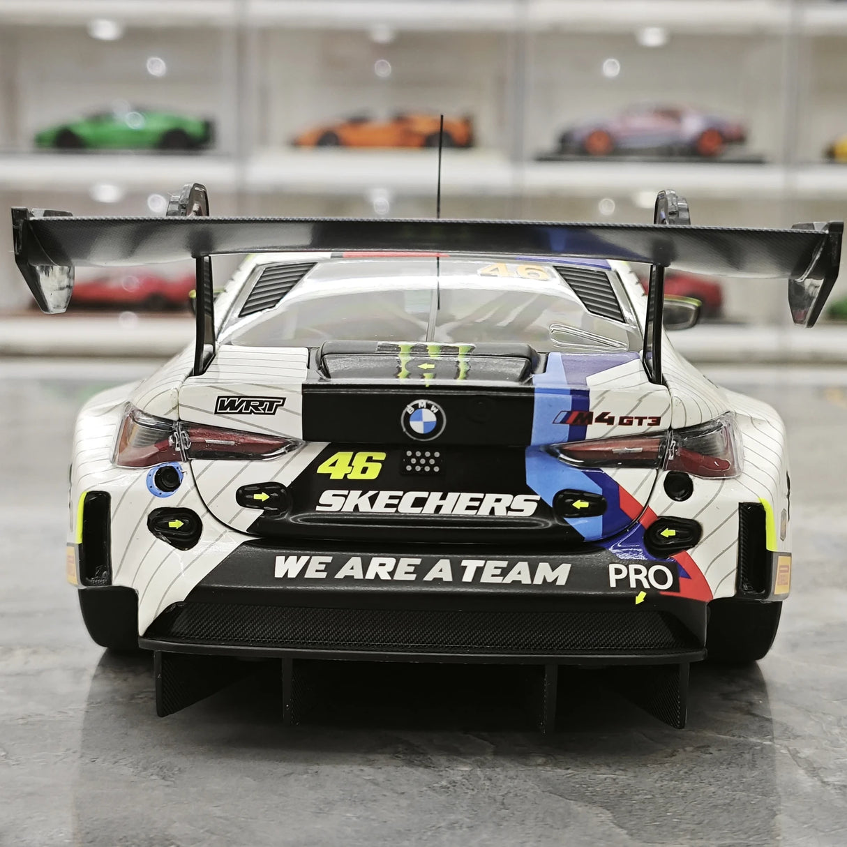 BMW 2025 M4 GT3 Team WRT #46 1:18 modello da collezione in metallo pressofuso di Minichamps - vista 7