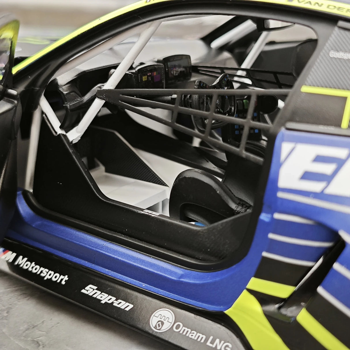 BMW 2025 M4 GT3 EVO Team WRT #46 1:18 Pole Position 6H modello da collezione Imola pressofuso di Minichamps - vista 12