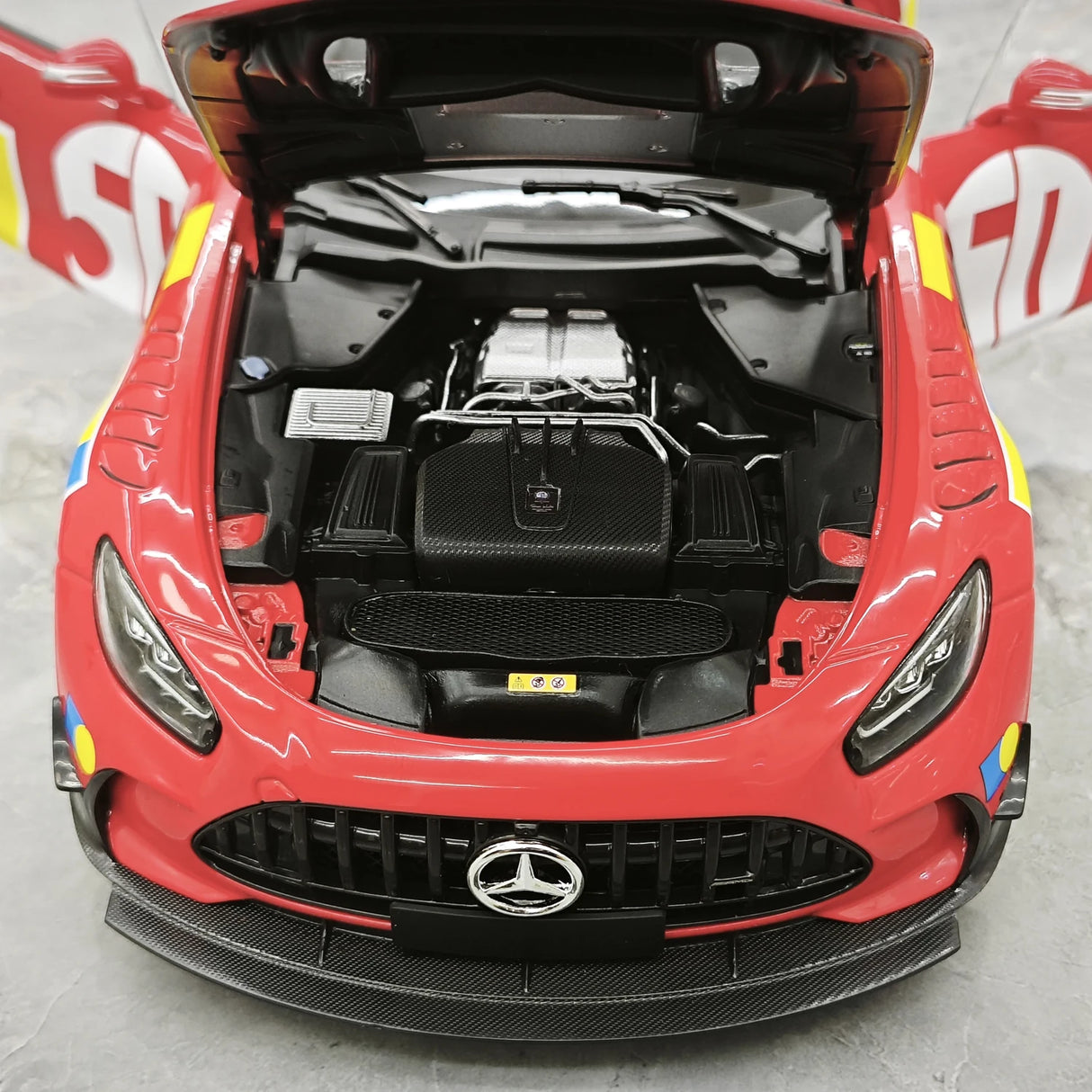 [Minichamps] 1:18 Mercedes-AMG 2021 GT nero Series rosso Pig 50th Anniversary modellino pressofuso