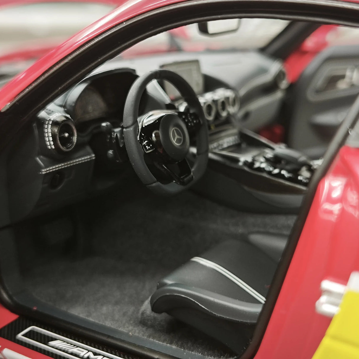 [Minichamps] 1:18 Mercedes-AMG 2021 GT nero Series rosso Pig 50th Anniversary modellino pressofuso