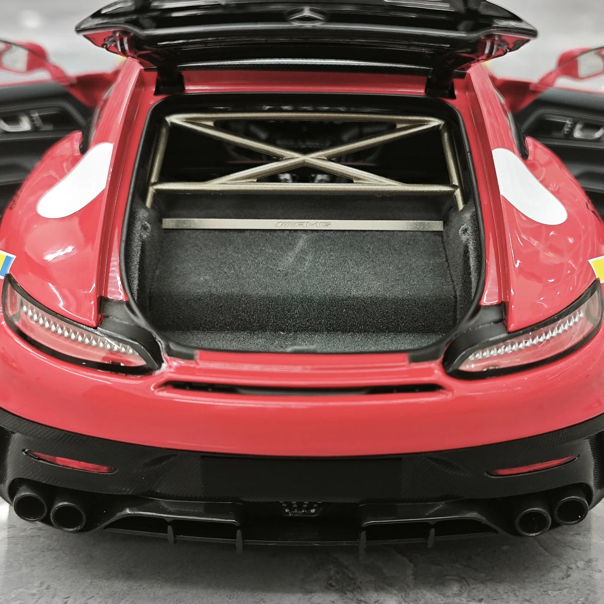 [Minichamps] 1:18 Mercedes-AMG 2021 GT nero Series rosso Pig 50th Anniversary modellino pressofuso