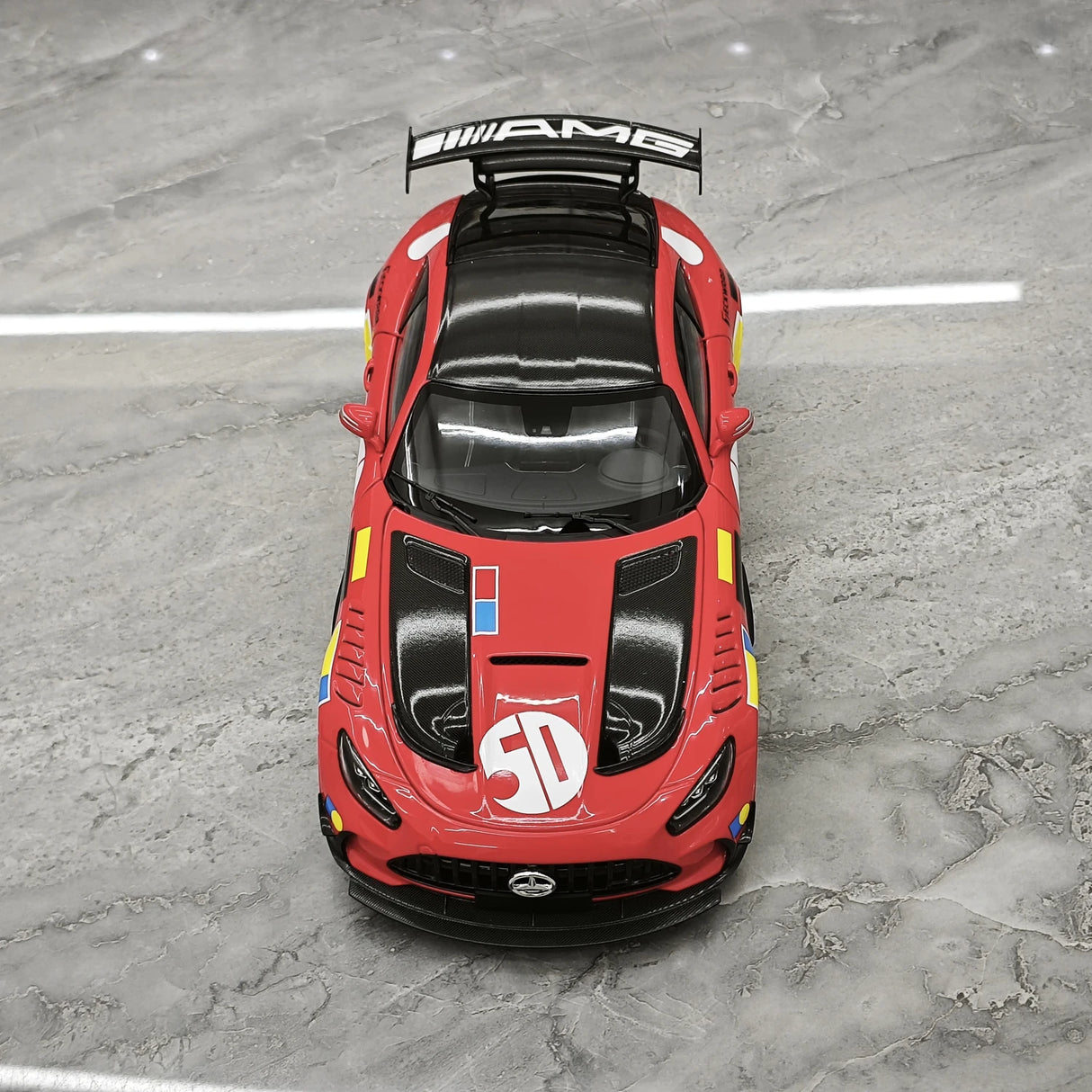 [Minichamps] 1:18 Mercedes-AMG 2021 GT nero Series rosso Pig 50th Anniversary modellino pressofuso
