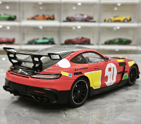 [Minichamps] 1:18 Mercedes-AMG 2021 GT nero Series rosso Pig 50th Anniversary modellino pressofuso
