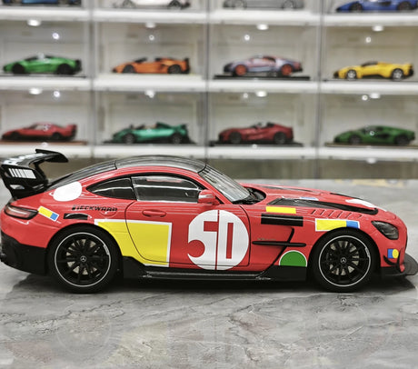 [Minichamps] 1:18 Mercedes-AMG 2021 GT nero Series rosso Pig 50th Anniversary modellino pressofuso