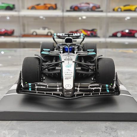 1:18 Mercedes-AMG 2025 F1 W16 #63 Singapore GP George Russell F1 Harzmodellauto von Minichamps - Ansicht 1