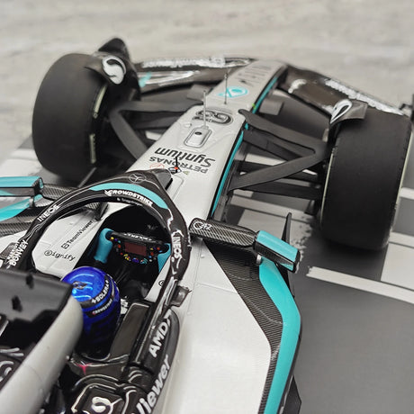 1:18 Mercedes–AMG 2025 F1 W16 #63 Singapore GP George Russell F1 Harzmodell von Minichamps – Ansicht 13