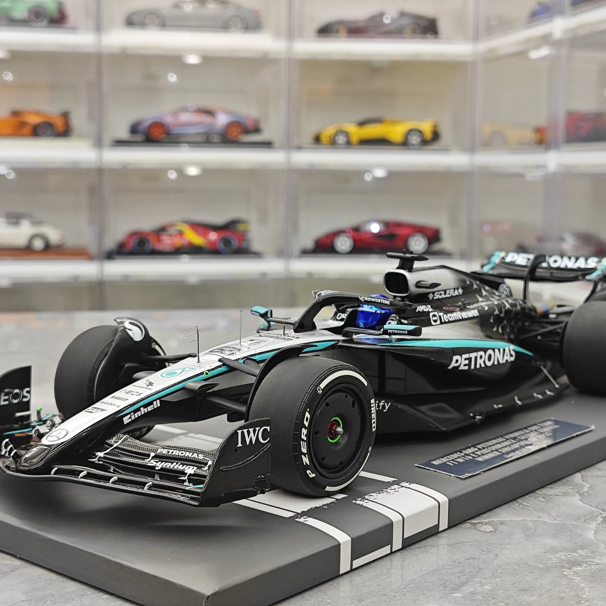1:18 Mercedes-AMG 2025 F1 W16 #63 싱가포르 GP 조지 러셀 F1 Minichamps 의 레진 모델 카 - 뷰 3