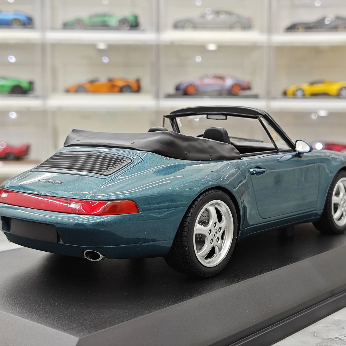 Minichamps Porsche 1994 911 993 Cabriolet Green Metallic 1:18 – Modelo de Metal Fundido Colecionável
