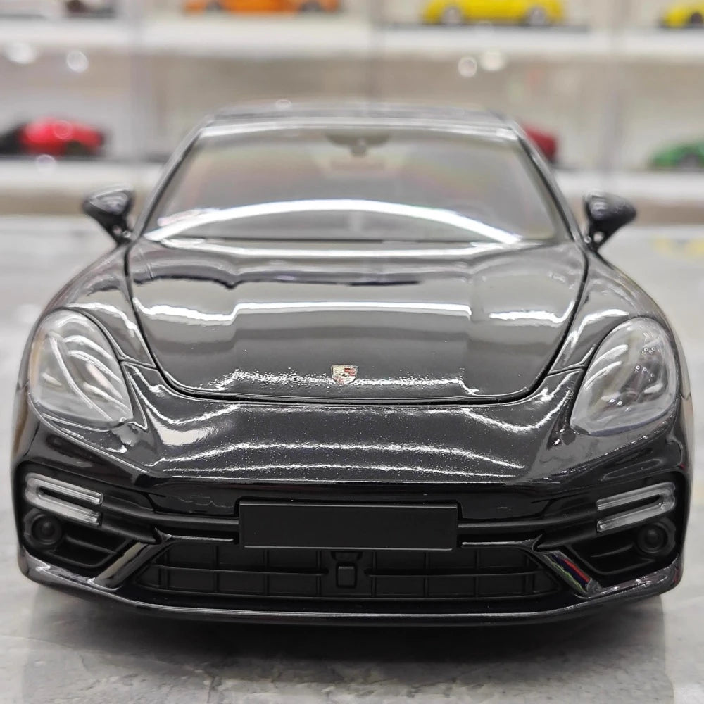 [Minichamps] 1:18 Porsche 2021 Panamera Turbo S Black Model Car Die-Cast