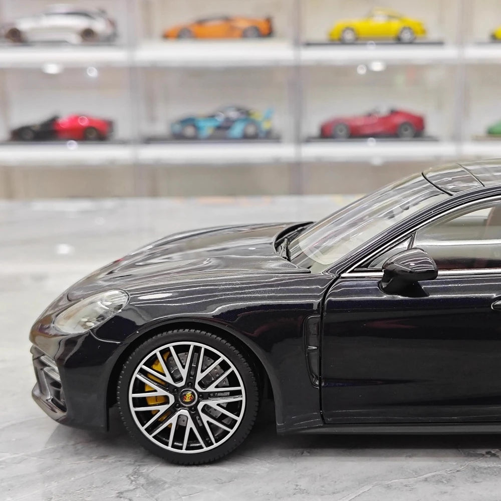 [Minichamps] 1:18 Porsche 2021 Panamera Turbo S Black Model Car Die-Cast