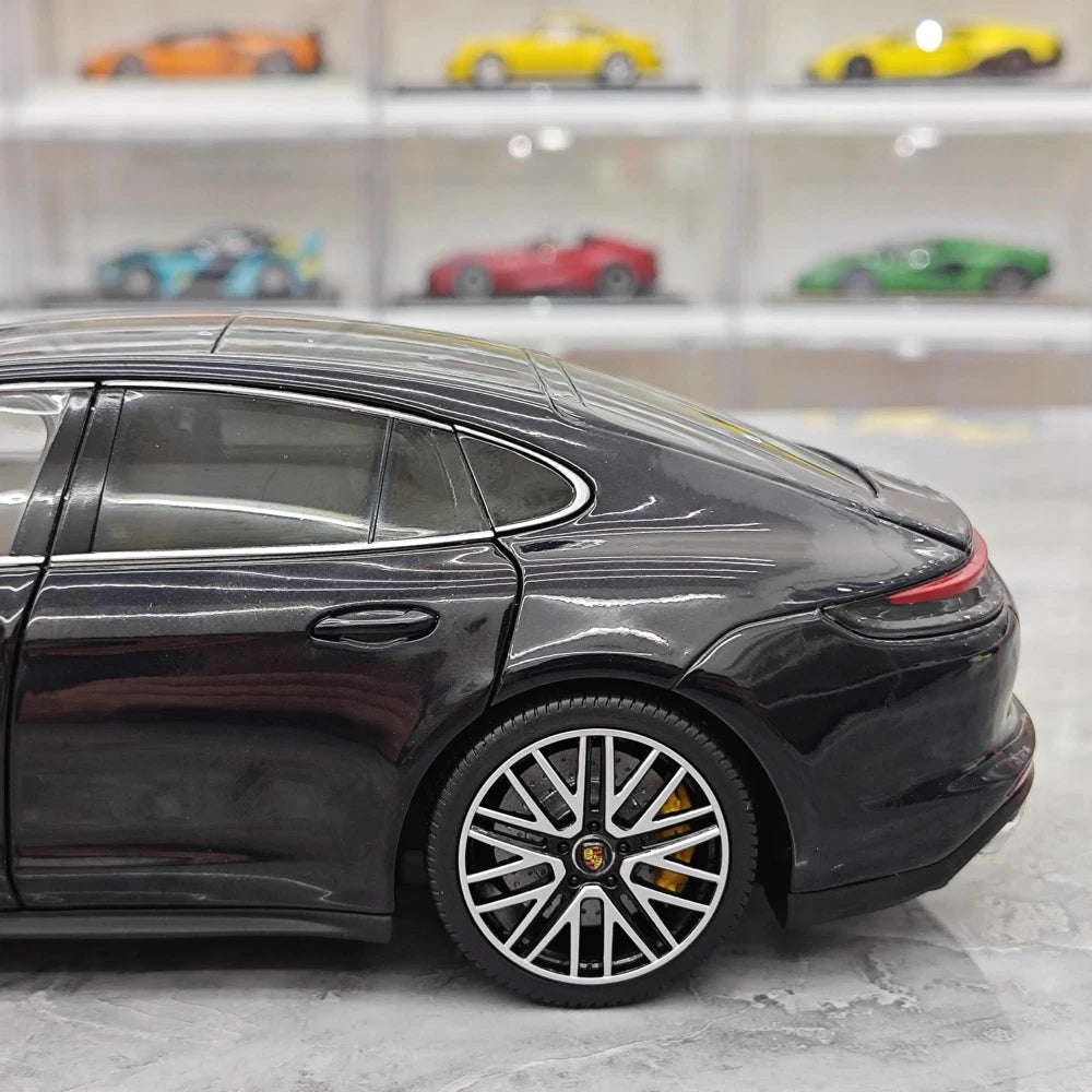 [Minichamps] 1:18 Porsche 2021 Panamera Turbo S Black Model Car Die-Cast
