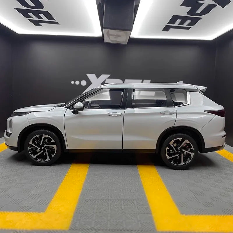 1:18 Mitsubishi 2021 Outlander Die Cast Model Car