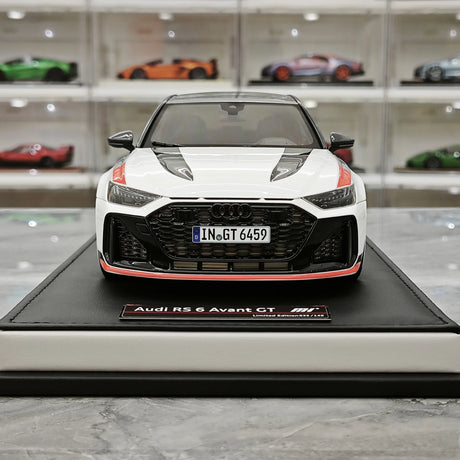 MotorHelix Audi 2024 RS 6 Avant GT bianco e rosso 1:18 – Resina modello in resina collezionabile