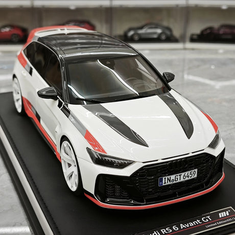 MotorHelix Audi 2024 RS 6 Avant GT bianco e rosso 1:18 – Resina modello in resina collezionabile