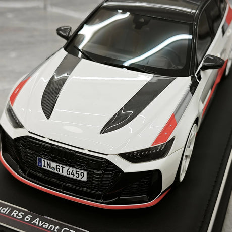MotorHelix Audi 2024 RS 6 Avant GT bianco e rosso 1:18 – Resina modello in resina collezionabile