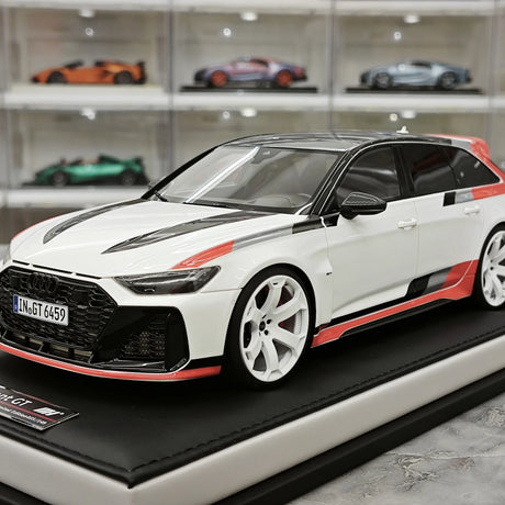 MotorHelix Audi 2024 RS 6 Avant GT bianco e rosso 1:18 – Resina modello in resina collezionabile