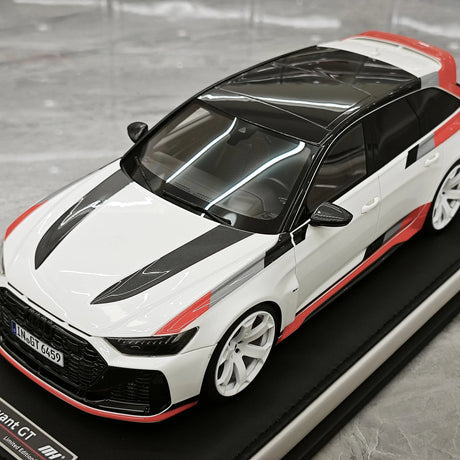 MotorHelix Audi 2024 RS 6 Avant GT bianco e rosso 1:18 – Resina modello in resina collezionabile
