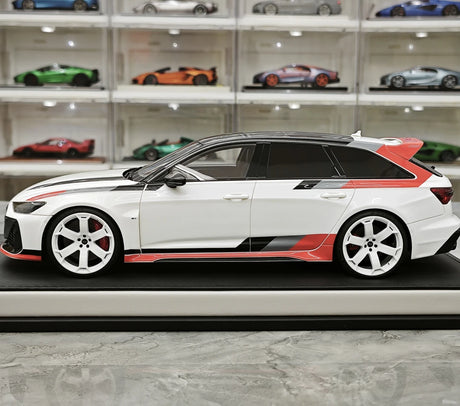 MotorHelix Audi 2024 RS 6 Avant GT bianco e rosso 1:18 – Resina modello in resina collezionabile
