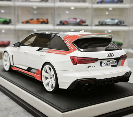 MotorHelix Audi 2024 RS 6 Avant GT bianco e rosso 1:18 – Resina modello in resina collezionabile