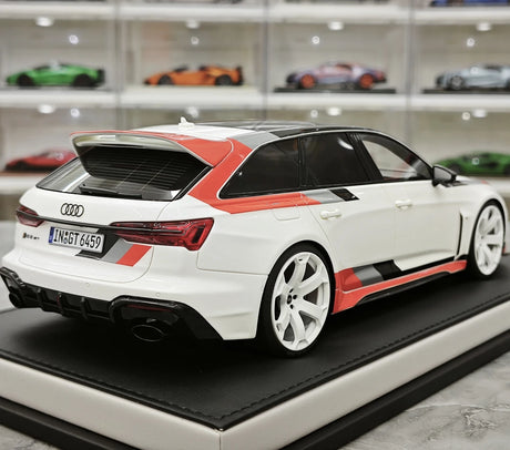 MotorHelix Audi 2024 RS 6 Avant GT bianco e rosso 1:18 – Resina modello in resina collezionabile