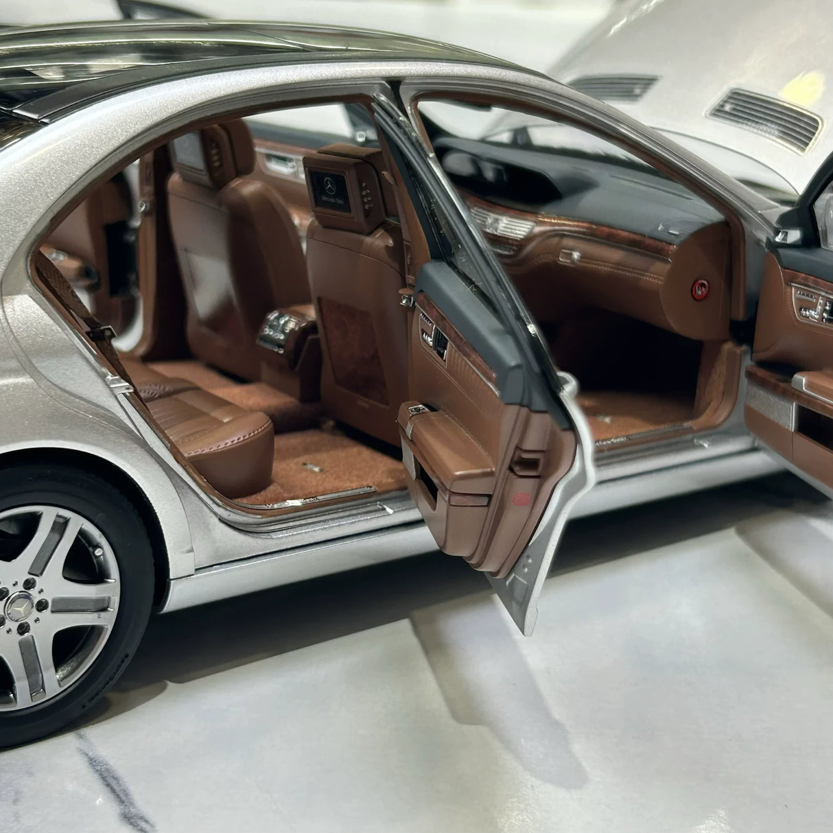 MotorHelix Mercedes-Benz 2006 S-Class S600L W221 Silver 1:18 – Keräilyesineitä valuvalumalleja