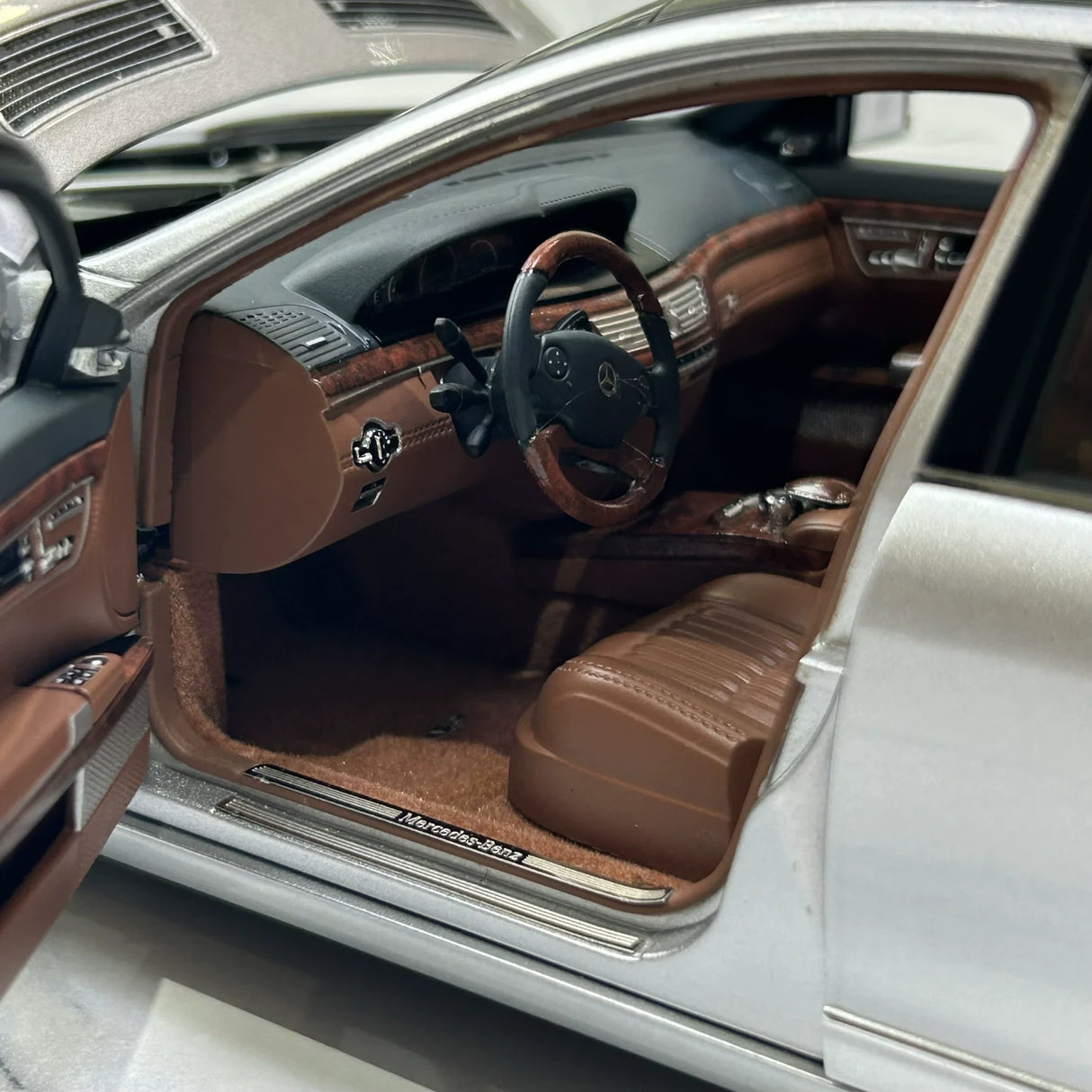MotorHelix Mercedes-Benz 2006 S-Class S600L W221 Silver 1:18 – Keräilyesineitä valuvalumalleja