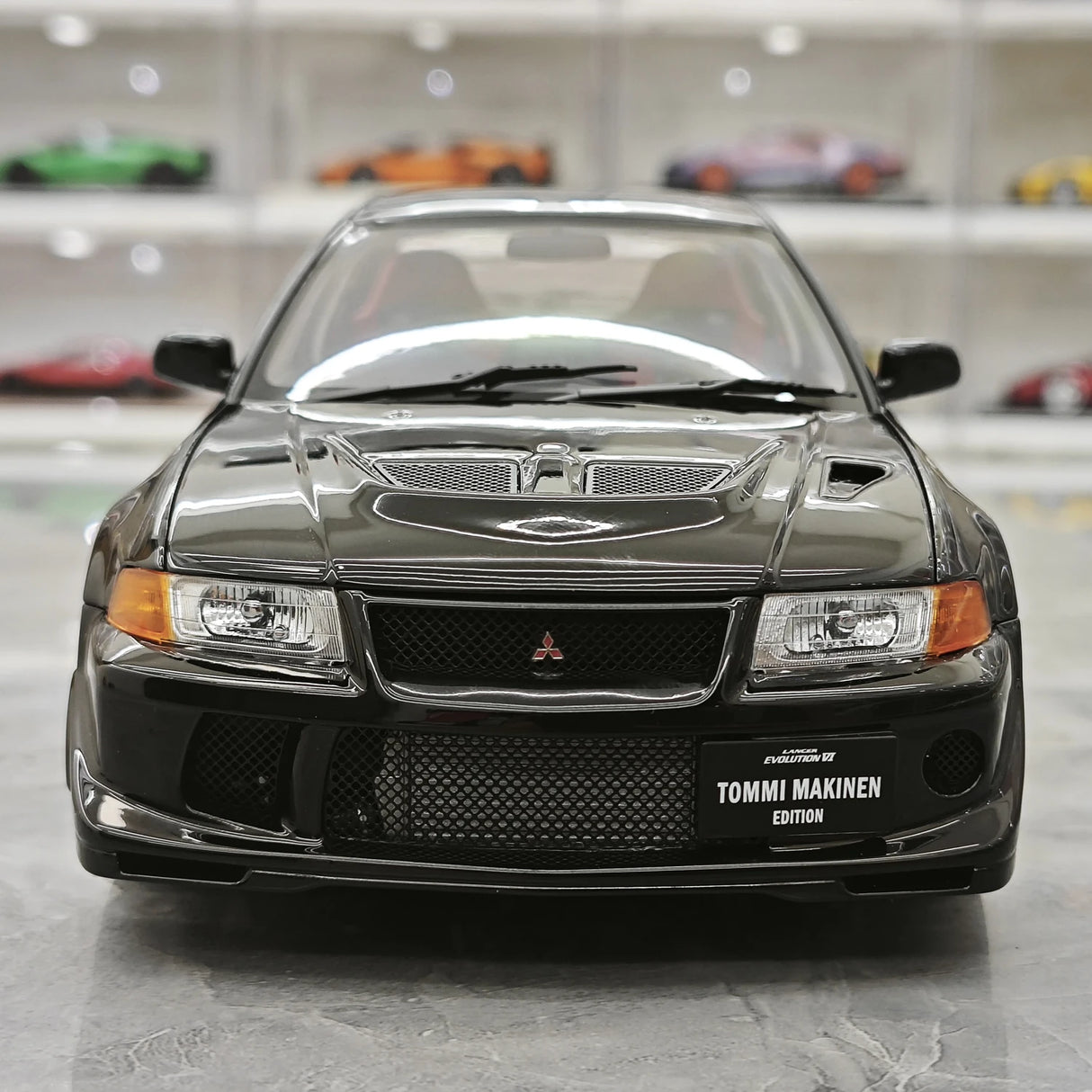 MotorHelix Mitsubishi 2000 Lancer Evolution VI GSR Tommi Makinen Edition preto 1:18 – modelo de coleção em metal fundido