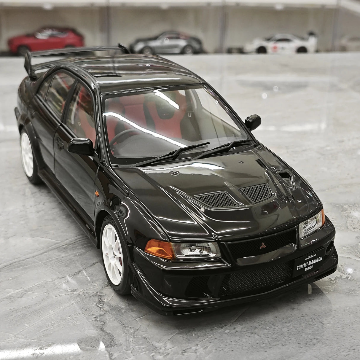 MotorHelix Mitsubishi 2000 Lancer Evolution VI GSR Tommi Makinen Edition preto 1:18 – modelo de coleção em metal fundido