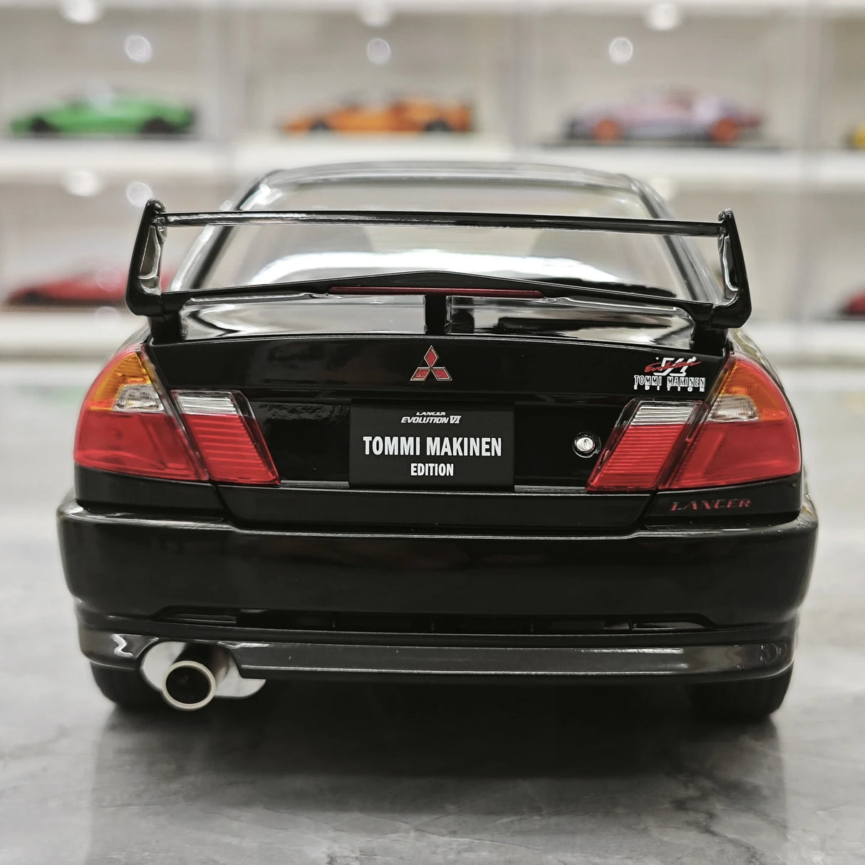 MotorHelix Mitsubishi 2000 Lancer Evolution VI GSR Tommi Makinen Edition preto 1:18 – modelo de coleção em metal fundido