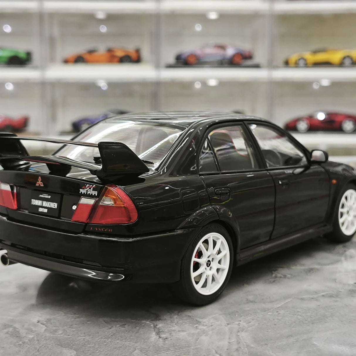 MotorHelix Mitsubishi 2000 Lancer Evolution VI GSR Tommi Makinen Edition preto 1:18 – modelo de coleção em metal fundido