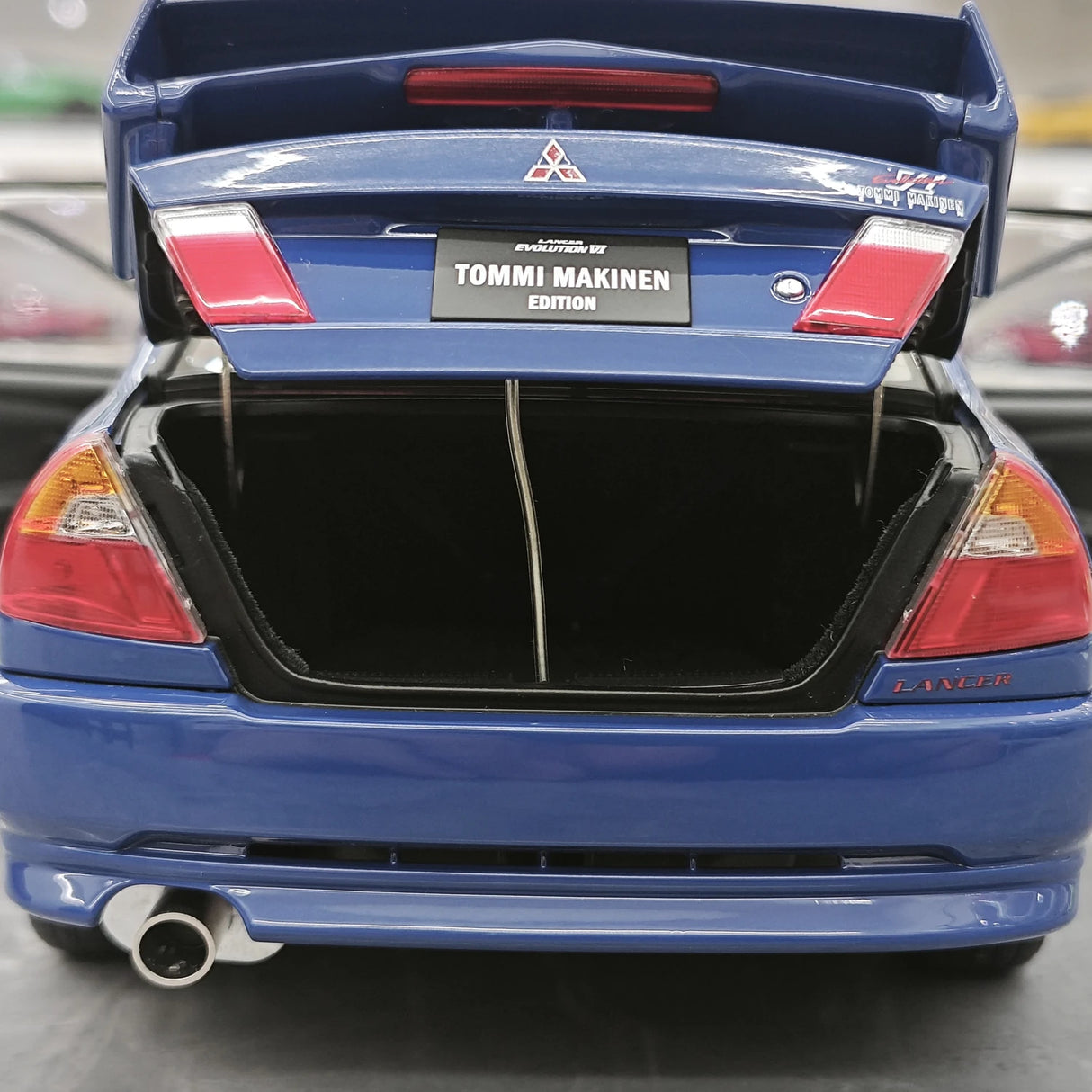 MotorHelix Mitsubishi 2000 Lancer Evolution VI GSR Tommi Makinen Edition Blue 1:18 – Sammelobjekt aus Druckguss